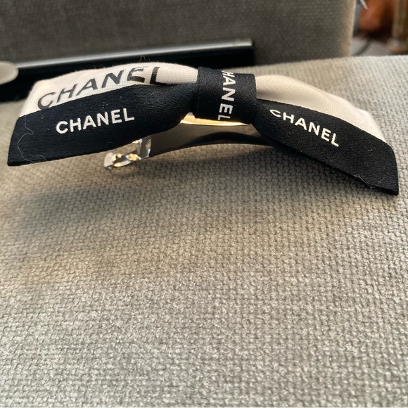 Authentic Chanel Gift Wrapping Ribbon on Barrette - Picture 10 of 16